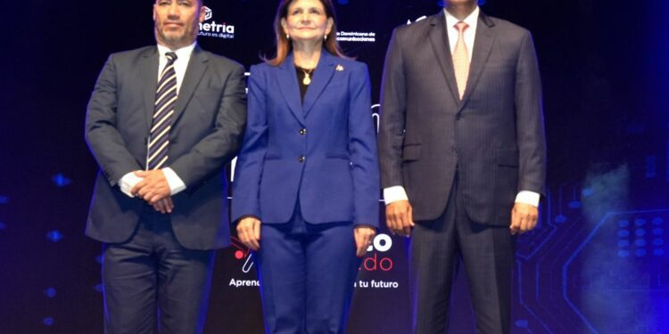 INDOTEL entrega en Santiago 30 mil becas en talento digital