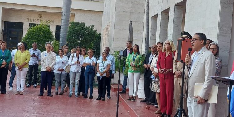 Educación honra a los héroes de la Restauración