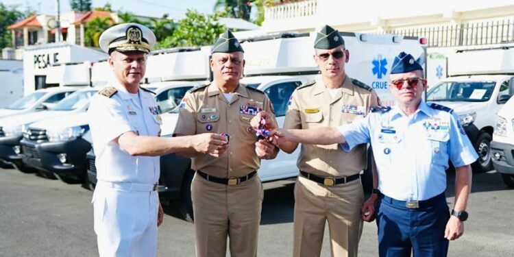 Ministerio de Defensa entrega 26 ambulancias producidas en sus instalaciones