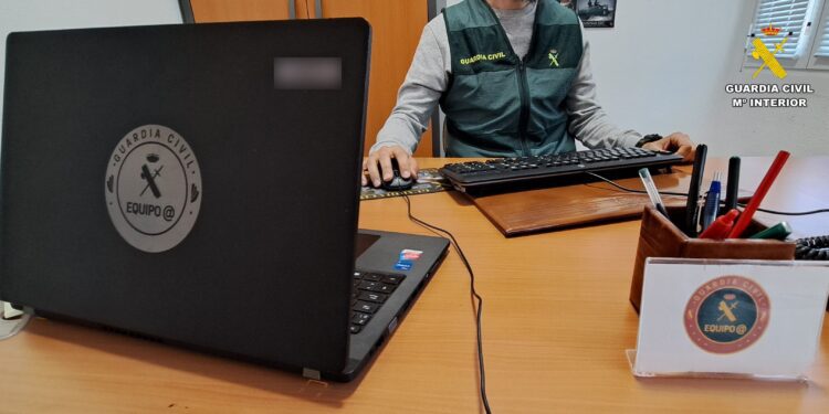 Vinculan a dominicana en estafa por sitio de citas en España