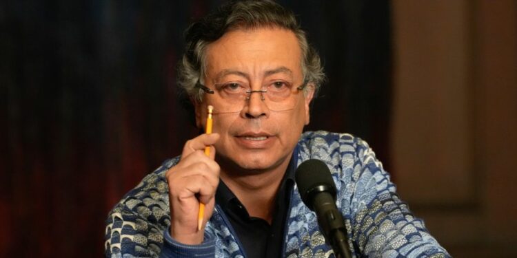 Petro alerta que invasión a Venezuela arrastraría también a Colombia