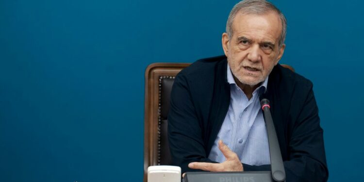 Irán y Pakistán firman acuerdos y avanzan hacia el libre comercio.