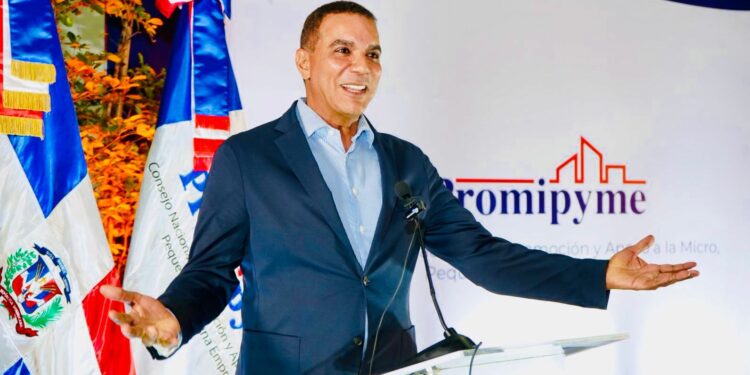 Senador Carlos Gómez entrega RD$100 millones a emprendedores