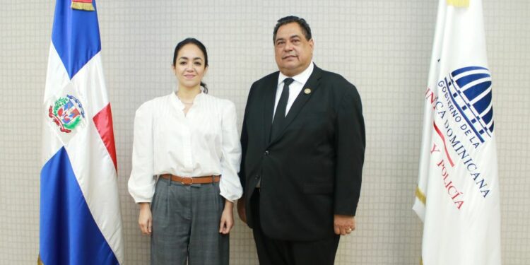 Notarios y Gobierno se unen para registrar indocumentados dominicanos