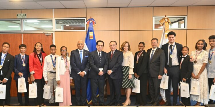 Valdez Albizu recibe a embajador Tony Raful y estudiantes meritorios