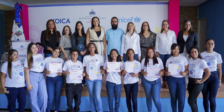 Más de mil niñas se gradúan del Club de Chicas en tres provincias
