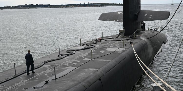 Trump advierte que submarinos nucleares de EE.UU. están “más cerca de Rusia”