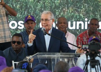 Danilo Medina acusa al Gobierno de abandonar hospitales