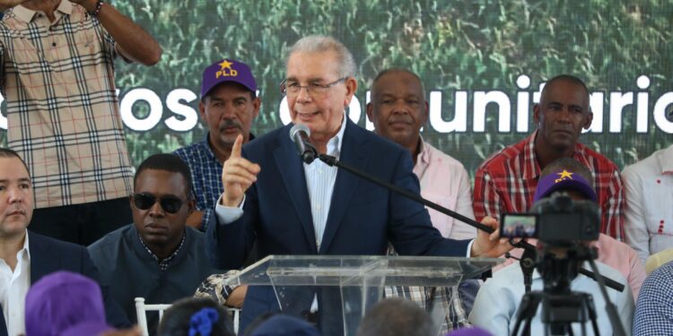 Danilo Medina acusa al Gobierno de abandonar hospitales