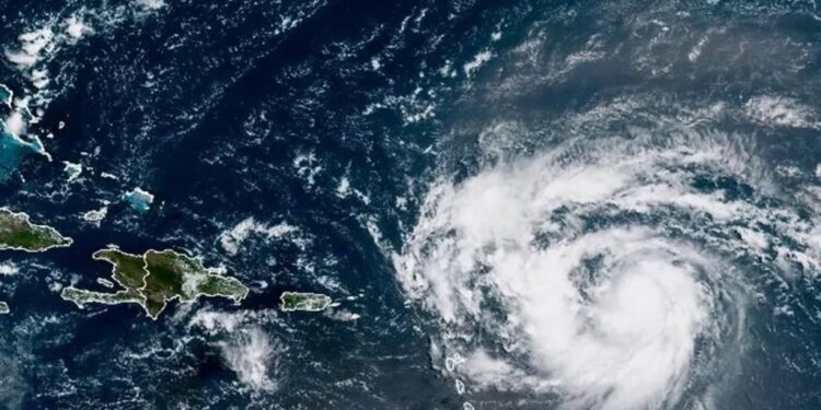 Huracán Erin amenaza con lluvia y vientos fuertes en RD