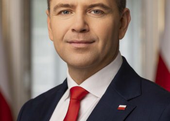 Nuevo presidente de Polonia asume mando emulando a Donald Trump