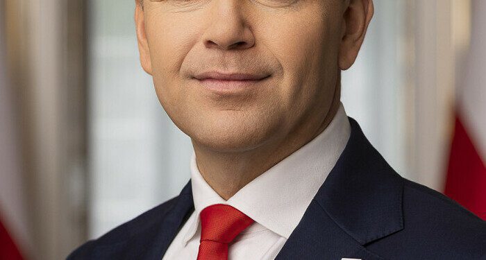 Nuevo presidente de Polonia asume mando emulando a Donald Trump