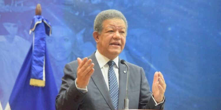 Leonel Fernández pide IA “más humana”y advierte de sus riesgos