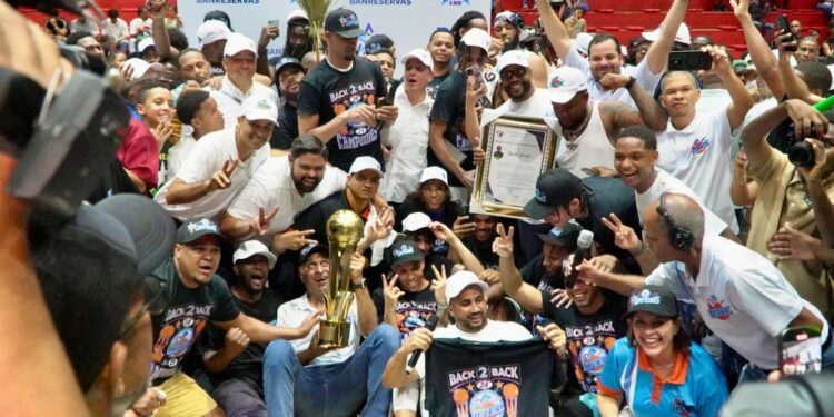 Los Titanes se coronan campeones tras barrer 4-0 a los Metros
