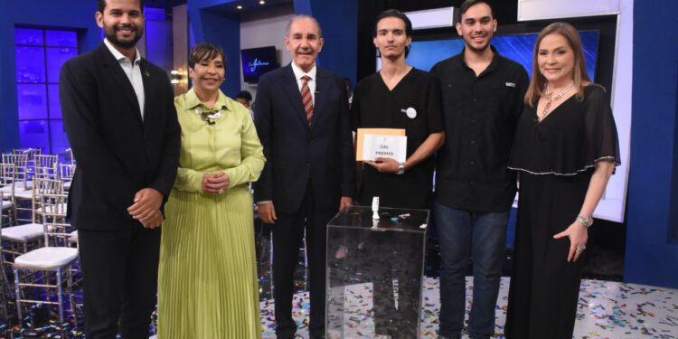 Mescyt entrega 1.6 millones a emprendedores ganadores