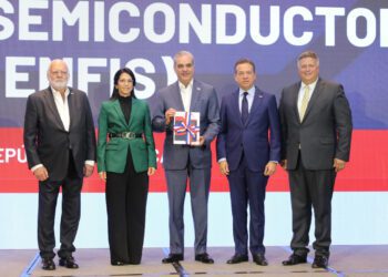 Abinader recibe estrategia para posicionar a RD como referente en semiconductores