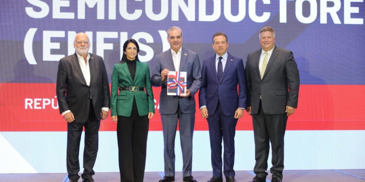 Abinader recibe estrategia para posicionar a RD como referente en semiconductores