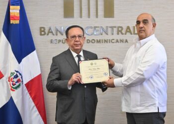 El Colegio de Economistas y la UCSD reconocen su trayectoria profesional