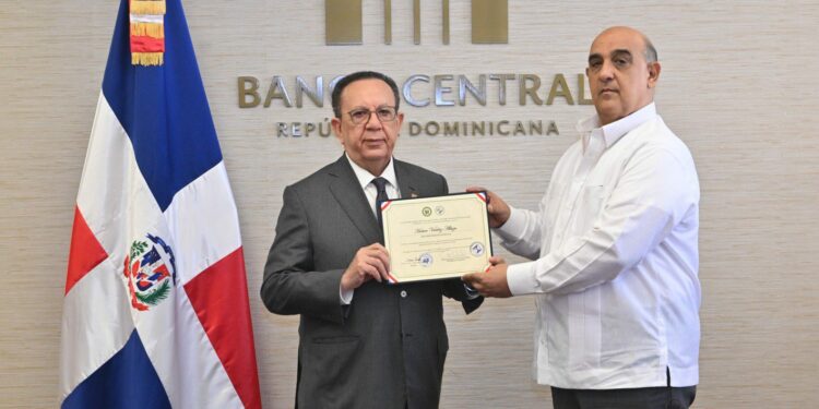 El Colegio de Economistas y la UCSD reconocen su trayectoria profesional