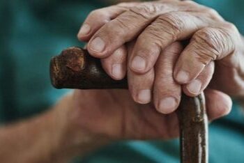 Verano intensifica la soledad no deseada: un riesgo mortal