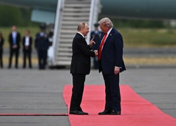 Putin y Trump: un enérgico apretón de manos sella el reencuentro
