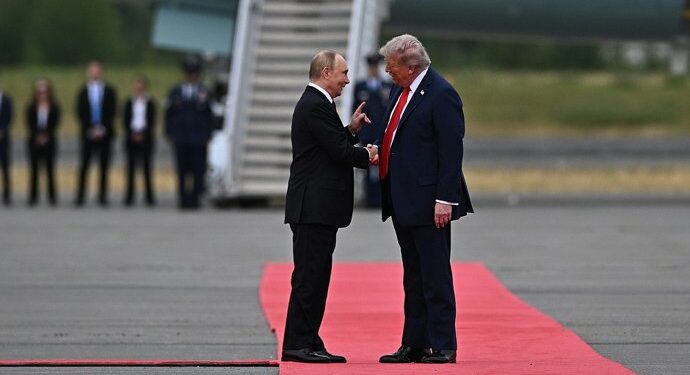 Putin y Trump: un enérgico apretón de manos sella el reencuentro