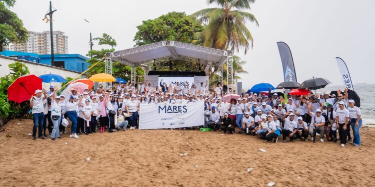 Más de 40 empresas se unen para limpiar la playa Güibia