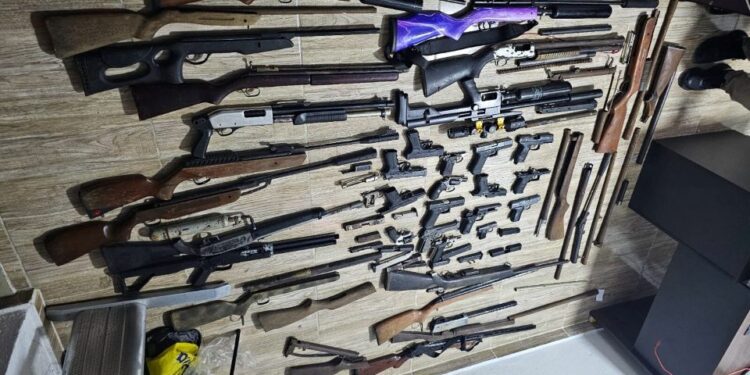 Ocupan 33 armas a armería clandestina en San Cristóbal