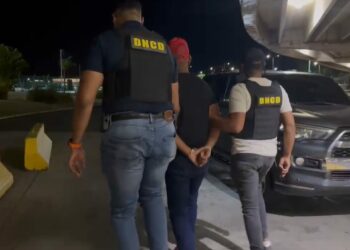 Arrestan hombre en el AILA por alijo de 6,740 libras de marihuana