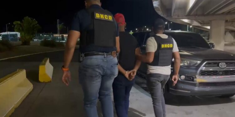 Arrestan hombre en el AILA por alijo de 6,740 libras de marihuana