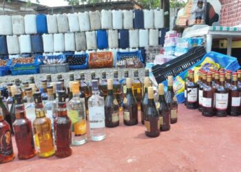 Desmantelan centro de acopio de alcohol ilegal en Santiago