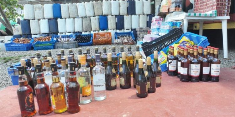 Desmantelan centro de acopio de alcohol ilegal en Santiago