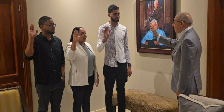 Danilo juramenta a líderes que regresan al PLD