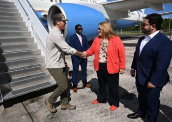 El jefe del Pentágono visita Puerto Rico tras el despliegue de cazas
