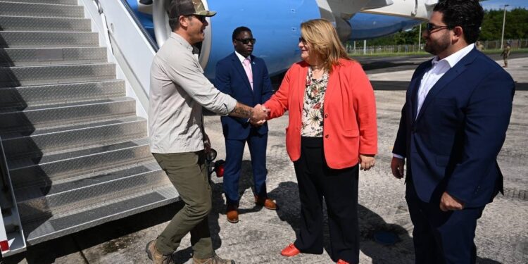 El jefe del Pentágono visita Puerto Rico tras el despliegue de cazas