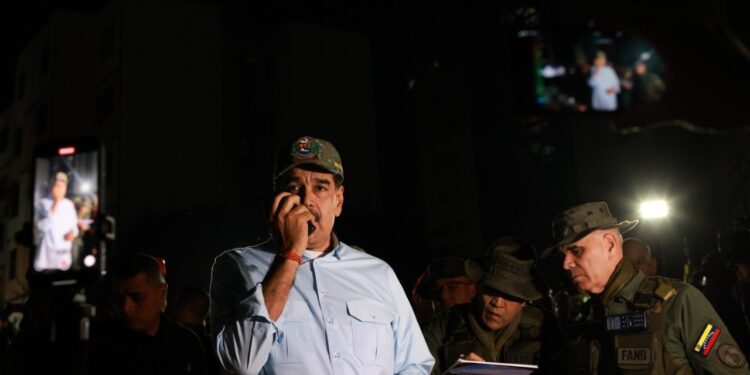 Maduro lanza “ofensiva permanente” ante tensiones con EEUU