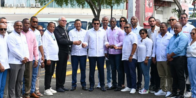 Mitur entrega 38 camiones volteos a municipios y distritos municipales con vocación turística.