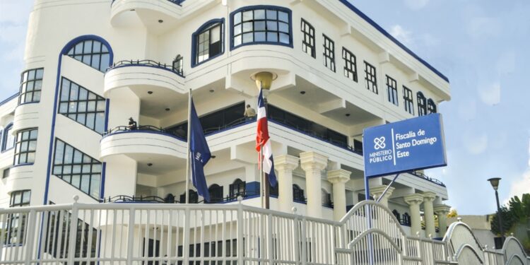 Prisión preventiva para policías y marino por violación y robo