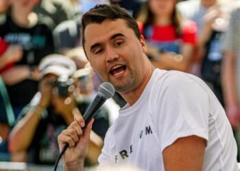 Asesinan a tiros simpatizante de Trump, Charlie Kirk, durante evento en Utah