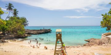 Collado promete parque submarino La Caleta listo en 30 días