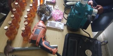 Policía desmantela punto de drogas en vivienda abandonada en El Cercado