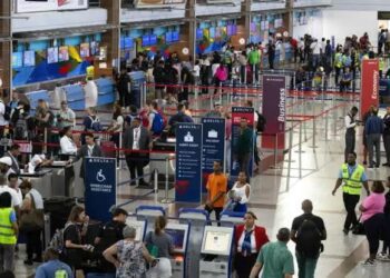 Apagón mantiene en vilo a pasajeros del AILA