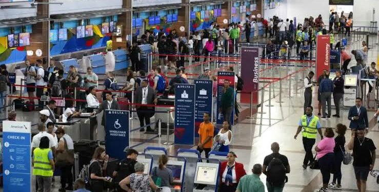 Apagón mantiene en vilo a pasajeros del AILA