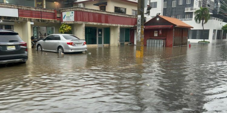 Gobierno reduce jornada laboral por lluvias en zonas bajo alerta roja