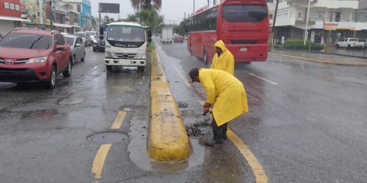 Santo Domingo Este activa operativo preventivo ante onda tropical