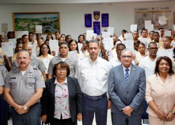 Más de 100 policías dominicanos: más cerca del teclado