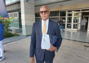 ADOCCO acusa al exministro Ángel Hernández de lavado de activos