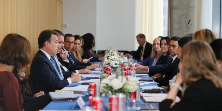 Tráfico impide encuentro de Abinader con líderes globales; Bisonó asume el compromiso