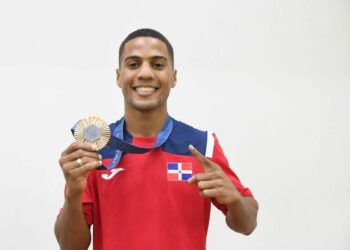 Dominicano Alcántara golpea primero en el mundial de boxeo