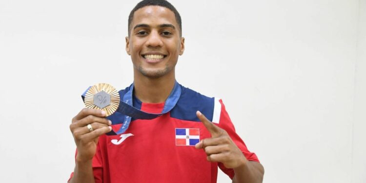 Dominicano Alcántara golpea primero en el mundial de boxeo